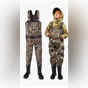 NWT Kids Camo Waders with Boots size 4/5